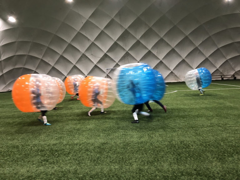 Gra Bubble Football niebieskie i pomarańczowe dmuchane kule