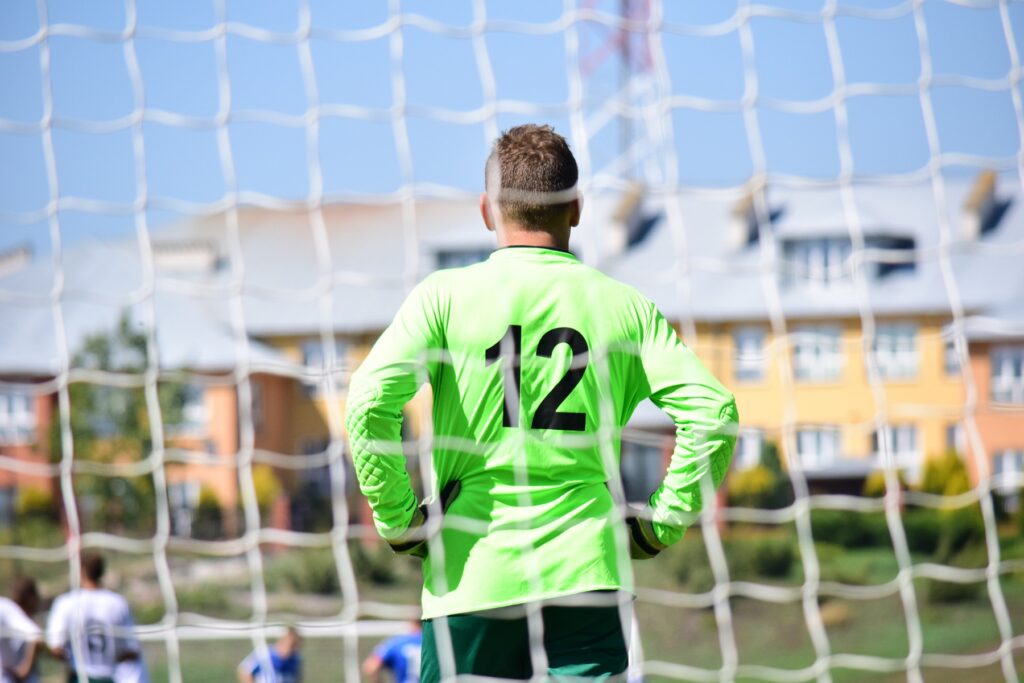 Współczesna gra z bramkarzem, który inicjuje akcje ofensywne zespołu, biorąc aktywny udział w rozgrywaniu piłki od własnej bramki.