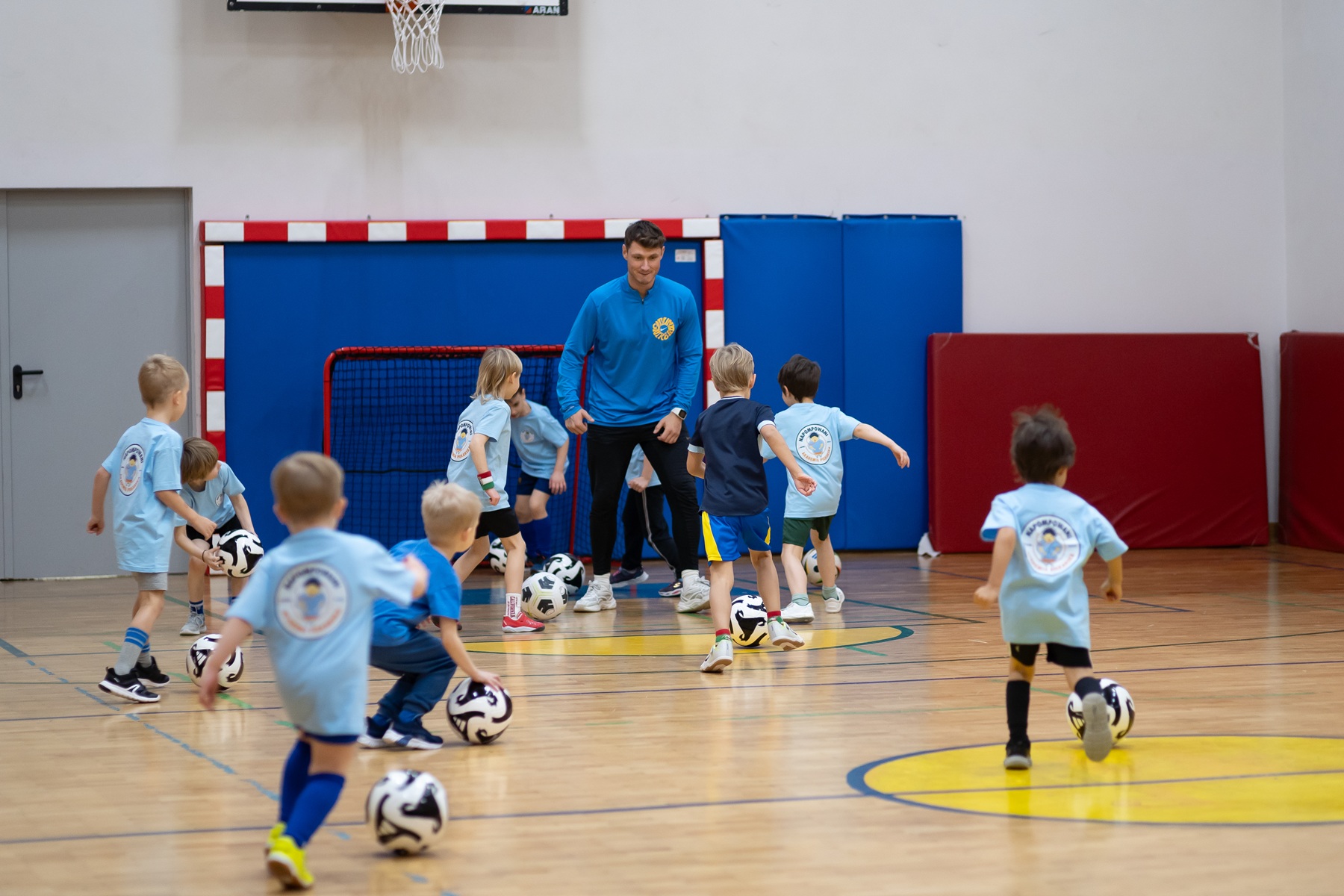 Ćwiczenia gimnastyczne dla dzieci – praktyczny poradnik dla rodzica