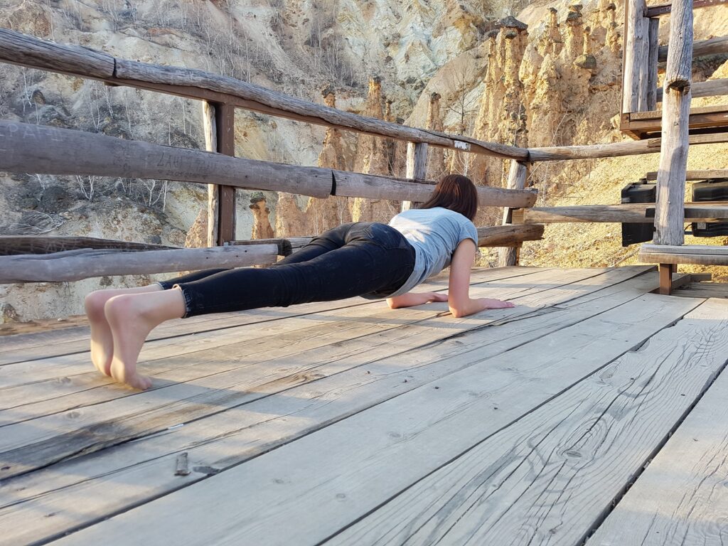 Trening mięśni szkieletowych - deska na zgiętych rękach, napięte mięśnie brzucha