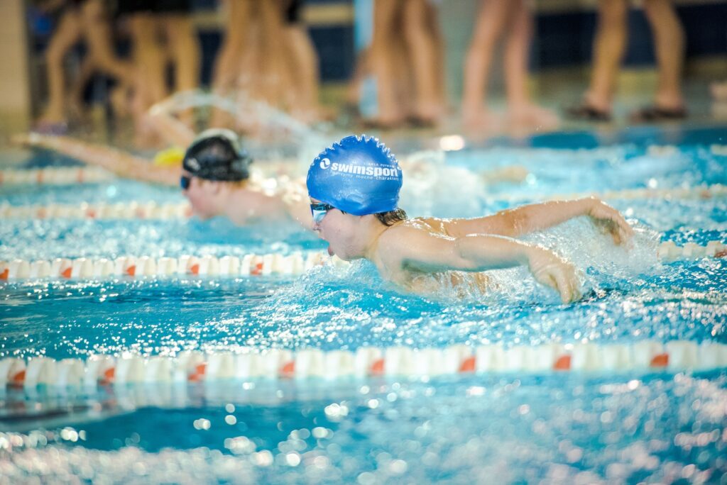 Pływanie – sport, który rozwija szybkość, refleks oraz samodyscyplinę u dzieci i uczy odpowiedzialności